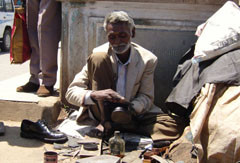 coonoor_shoe_repair_man.JPG